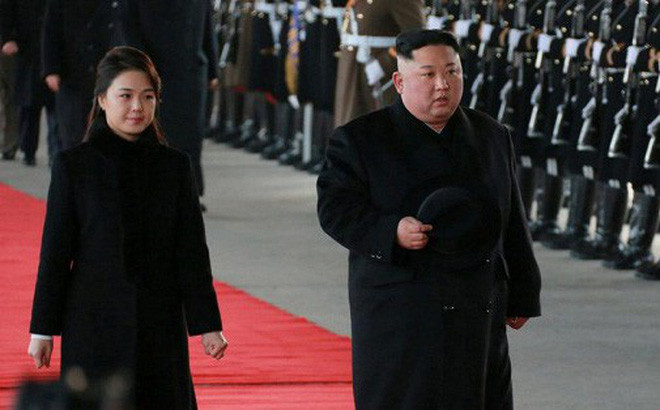 Ãng Kim Jong Un vÃ  phu nhÃ¢n Ri Sol Ju trÆ°á»c khi lÃªn ÄÆ°á»ng Äáº¿n Trung Quá»c, ngÃ y 8/1. (áº¢nh: KCNA/Reuters)