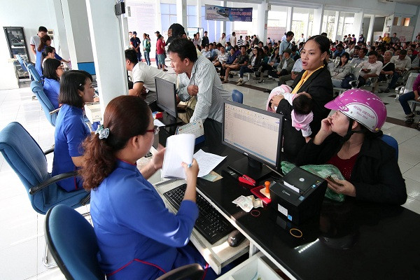 âhÃ nh khÃ¡ch nÃªn mua vÃ© ÄÃºng táº¡i nhÃ  ga, cÃ¡c Äiá»m bÃ¡n vÃ©, cÃ¡c Äáº¡i lÃ½ thuá»c ngÃ nh ÄÆ°á»ng sáº¯t quáº£n lÃ½. KhÃ´ng nÃªn mua vÃ© ngoÃ i âchá»£ Äenâ, mua á» ngÆ°á»i khÃ´ng ÄÃºng chá»©c nÄng hay cÃ¡c Äáº¡i lÃ½ trÃ¡ hÃ¬nhâ¦náº¿u khÃ´ng hÃ nh khÃ¡ch sáº½ bá» thiá»t háº¡i vá» tÃ i chÃ­nh vÃ  Äá»ng thá»i khÃ´ng Äi ÄÆ°á»£c tÃ uâ