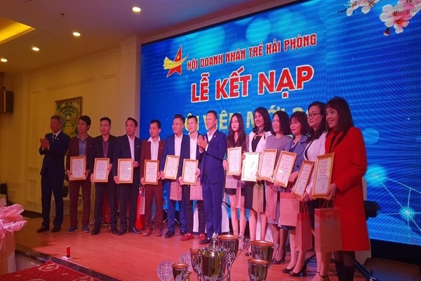 Ngay trong buổi tổng kết cuối năm, 30 doanh nhân trẻ được kết nạp làm hội viên Hội DNT Hải Phòng