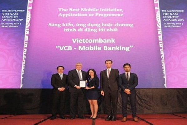 Ông Thomas William Tobin – Giám đốc Khối Bán lẻ Vietcombank (Thứ 2 từ trái sang) nhận giải thưởng từ đại diện tạp chí The Asian Banker.