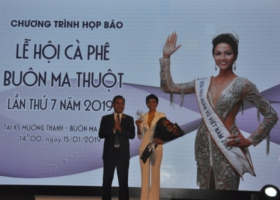 1.Hoa hậu H’Hen Niê đại sứ truyền thông cho Lễ hội cà phê Buôn Ma Thuột năm 2019