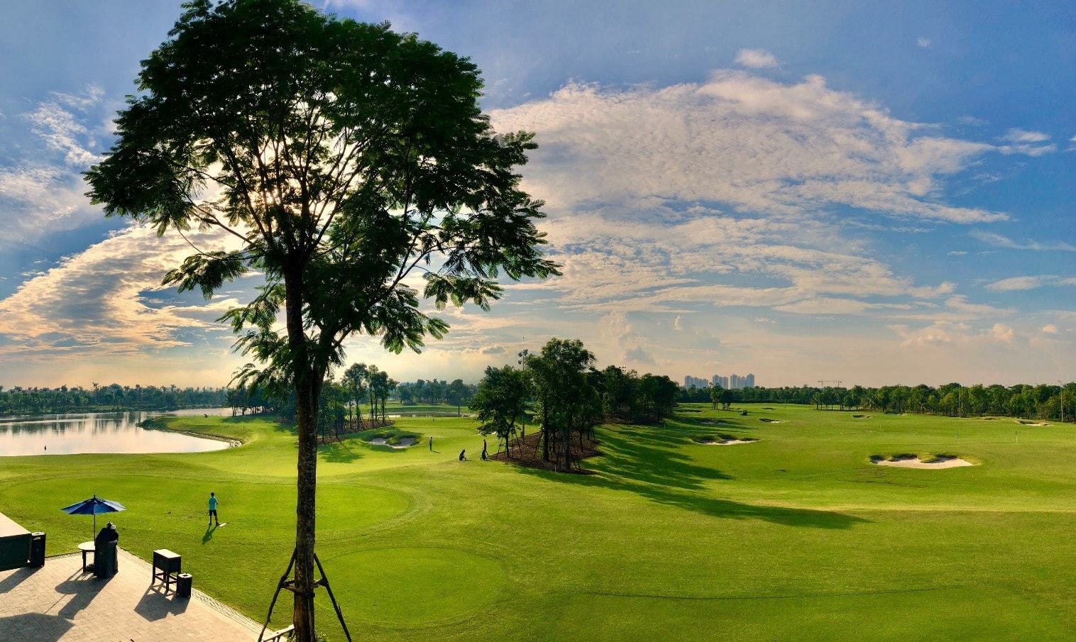 Sân golf là một trong những loại hình bất động sản thượng lưu, đắt đỏ nhất thế giới (ảnh chụp thực tế sân golf 9 hố par 3 tại Học viện Golf EPGA, Ecopark)