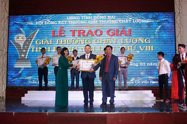 Ông Tsai Ping Hsuan- Đại diện công ty Vedan nhận giải Vàng “Giải thưởng Chất lượng Đồng Nai 2018”.