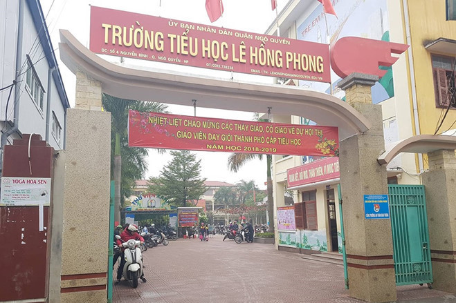 Các thầy cô trường Tiểu học Lê Hồng Phong được cho rằng đã yêu cầu học sinh kém ở nhà để giáo viên thi dạy giỏi. Ảnh: Lao Động.