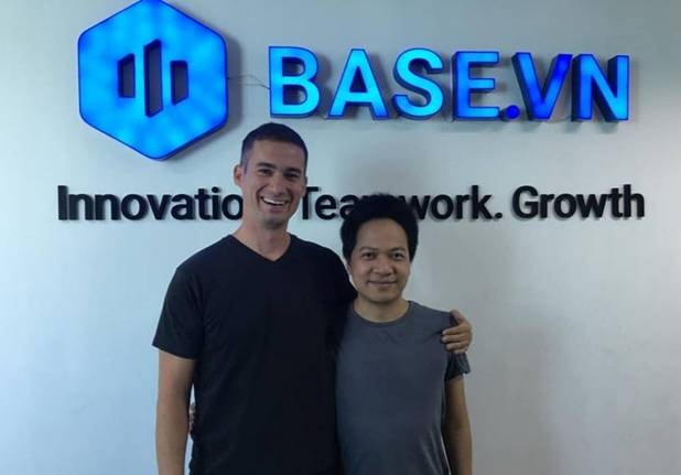 Phạm Kim Hùng - CEO Base.vn (bên phải) chụp cùng Dirk van Quaquebeke, Co-founder of Beenext (bên trái).