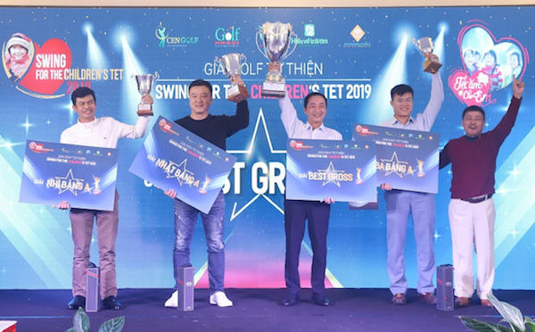 Các Golfer nhận giải thưởng tại đêm Gala.