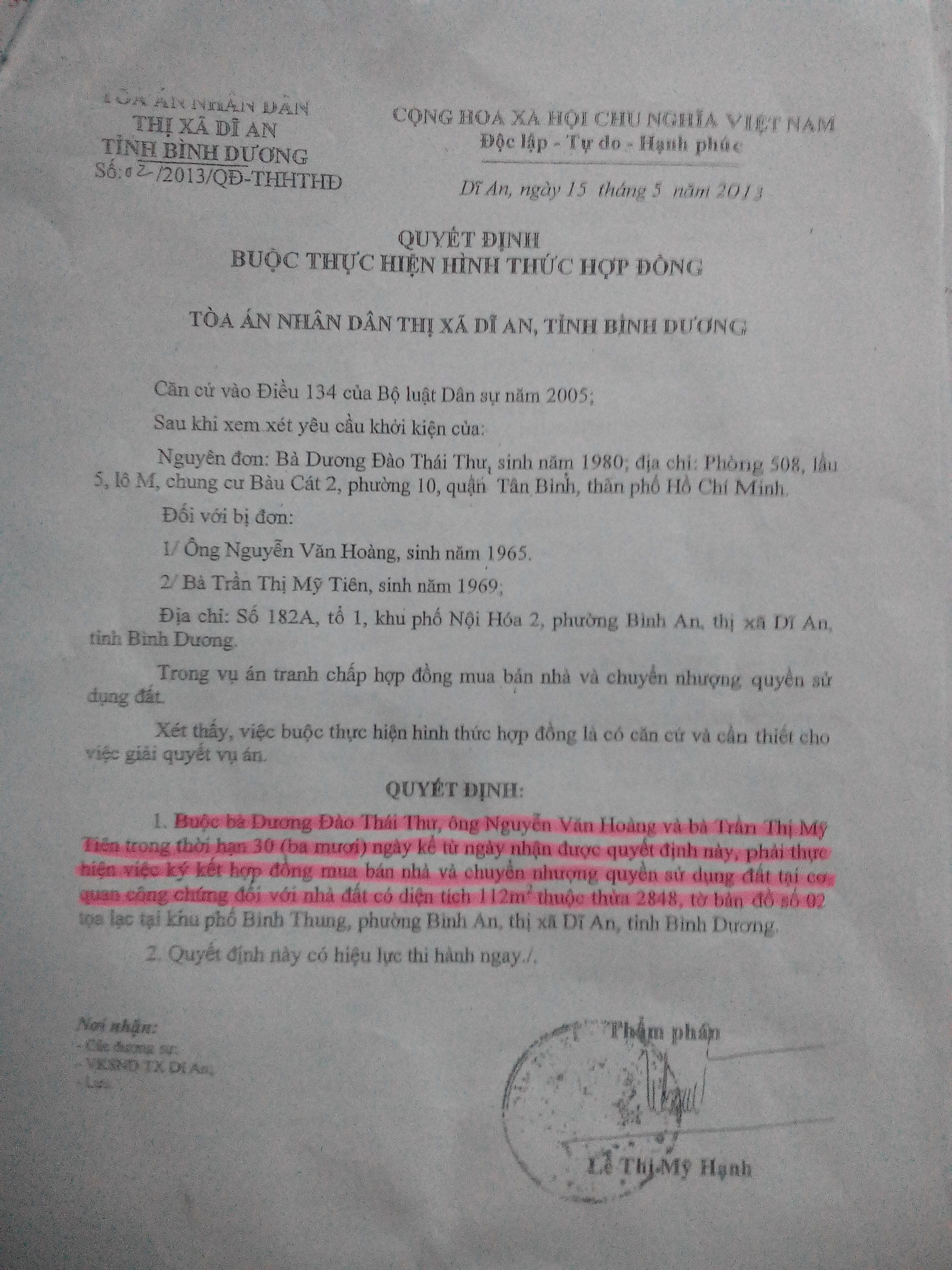 ngày 15/5/2013, TAND thị xã Dĩ An ra Quyết định số 02/2013/QĐ-THHTHĐ, buộc thực hiện hình thức hợp đồng. Theo đó, tại quyết định này TAND Dĩ An yêu cầum “buộc bà Dương Đào Thái Thư, ông Nguyễn Văn Hoàng trong thời gian 30 ngày kể từ ngày nhận được quyết định này phải thực hiện việc ký kết hợp đồng mua bán và chuyển nhượng quyền sử dụng đất tại cơ quan công chứng đối với nhà đất có diện tích 112m2 thuộc thửa 2848, tờ bản đồ số 2 tọa lạc tại khu phố Bình Trung, phường Bình An, thị xã Dĩ An, tỉnh Bình Dương. 