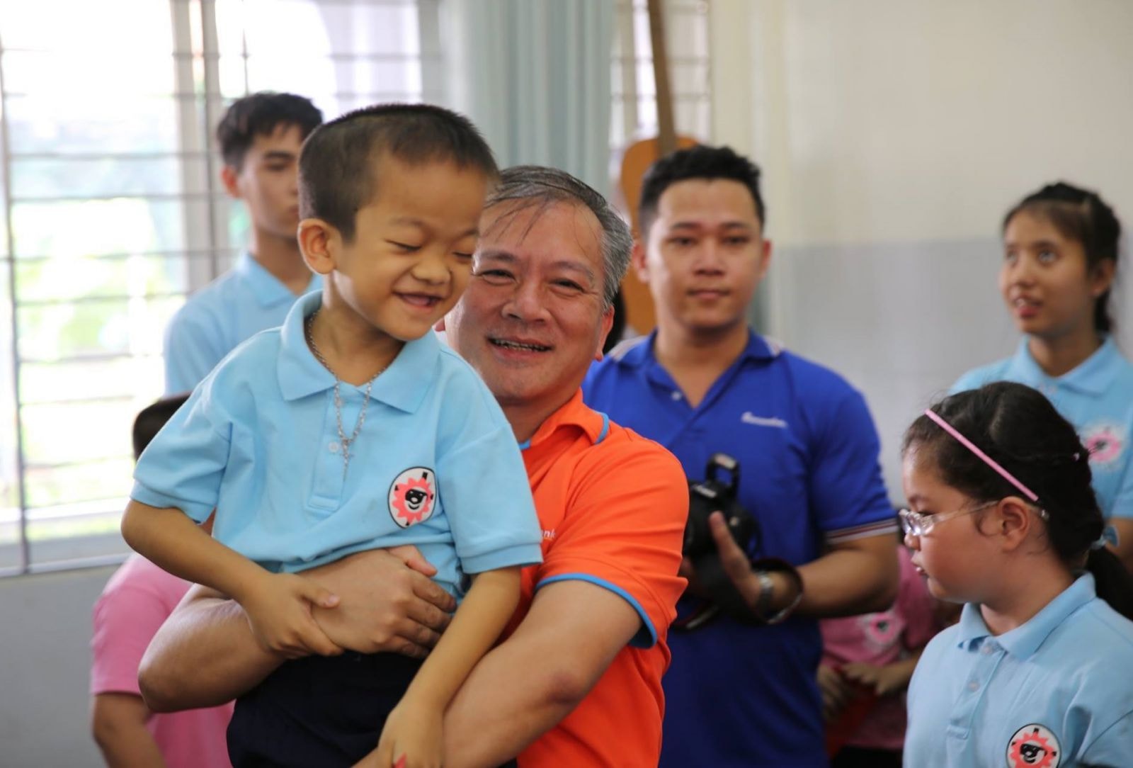 Ông Phan Đình Tuệ - Bí Thư Đảng Ủy, Phó Tổng giám đốc kiêm Chủ tịch Công đoàn cơ sở Sacombank vui đùa cùng các em nhỏ.