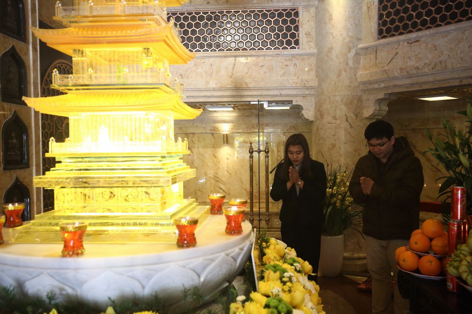 Đầu xuân năm mới, hành hương lên đỉnh thiêng của dân tộc, dạo bước an nhiên giữa những công trình tâm linh sừng sững trong mây vờn, thành tâm chiêm bái xá lợi Phật, cúi đầu cầu nguyện trước đức Phật thiêng liêng, không có hành trình tâm linh nào ý nghĩa hơn thế.
