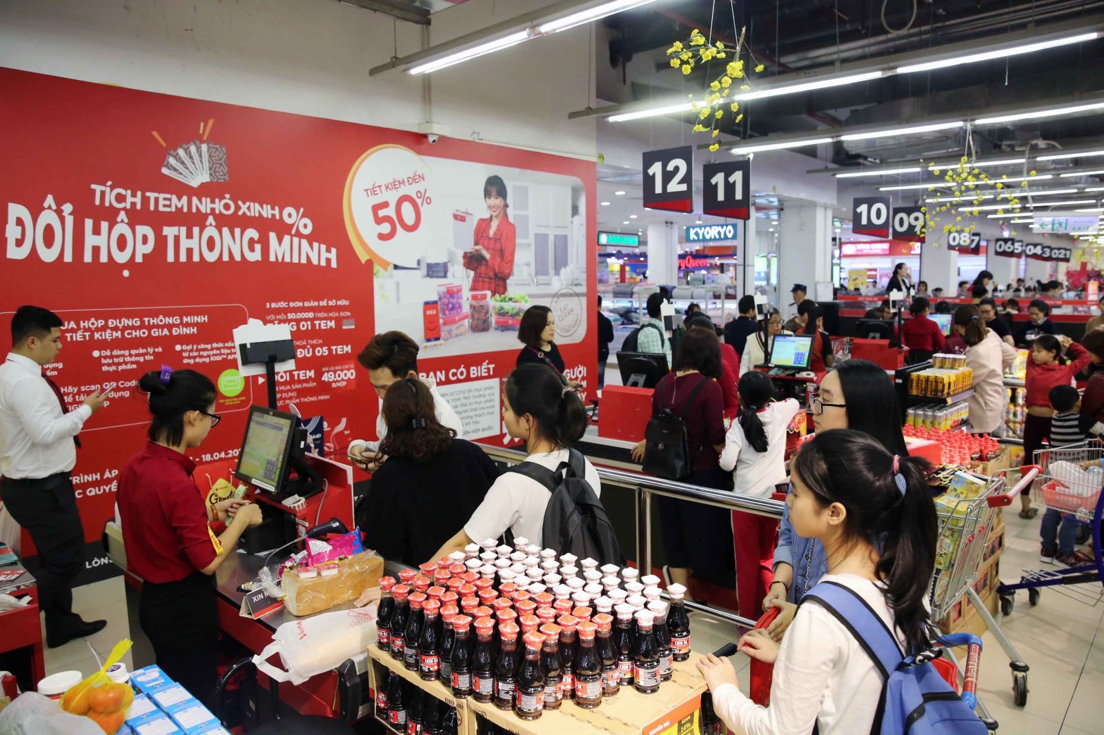 Do đang là thời gian cao điểm mua sắm nên rất đông khách xếp hàng tại khu vực thanh toán, nhưng ai cũng kiên nhẫn chờ đợi bởi hương vị của năm mới đang đến rất gần.
