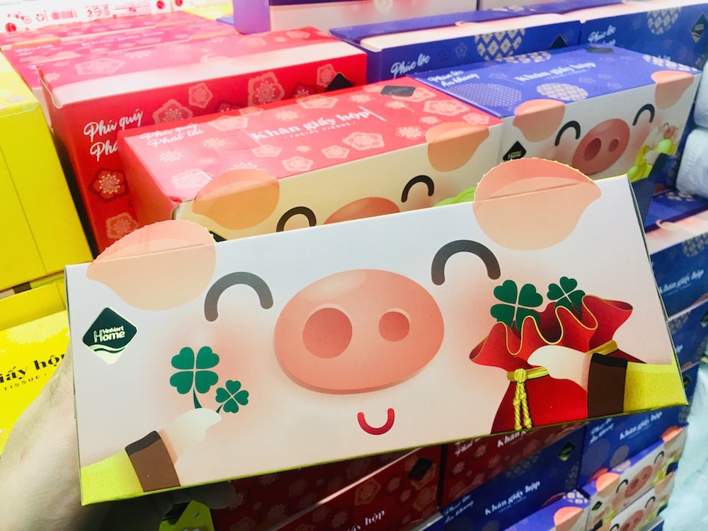 Năm nay,p/VinMart & VinMart+ còn phát triển riêng dòng sản phẩm Hộp giấy ăn đặc biệt với thiết kế Heo phú quý độc đáo cho Tết Nguyên Đán Kỷ Hợi 2019, vừa để sử dụng, vừa trang trí thêm sắc màu Tết cho căn nhà.
