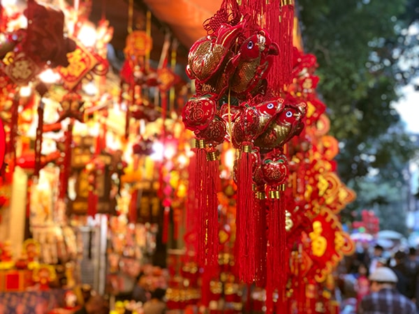 Rất nhiều vật trang trí cho cây hoa cũng được bày bán.