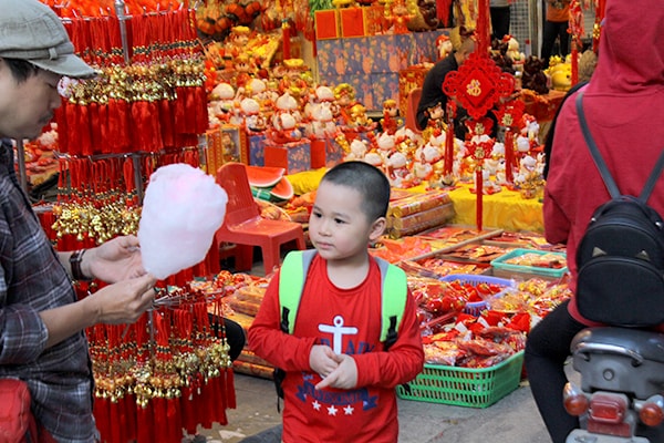 Nhiều gia đình tranh thủ đưa đi chợ hoa để biết thế nào là không khí chợ truyền thống.