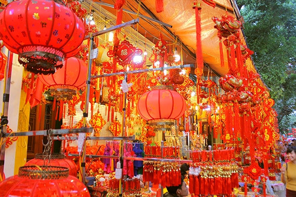 Lồng đèn trang trí với đủ loại hình và kích cỡ khác nhau.