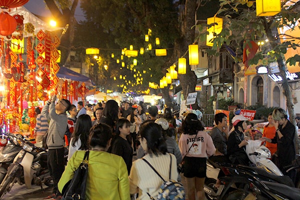 Trời càng tối lượng người đổ về chợ hoa Hàng Lược ngày một đông hơn.