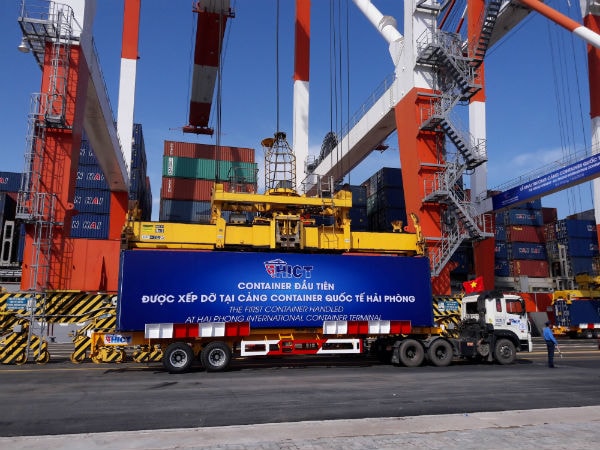 -Xếp dỡ chuyến hàng container đầu tiên tại Cảng Lạch Huyện. Ảnh: VĐT