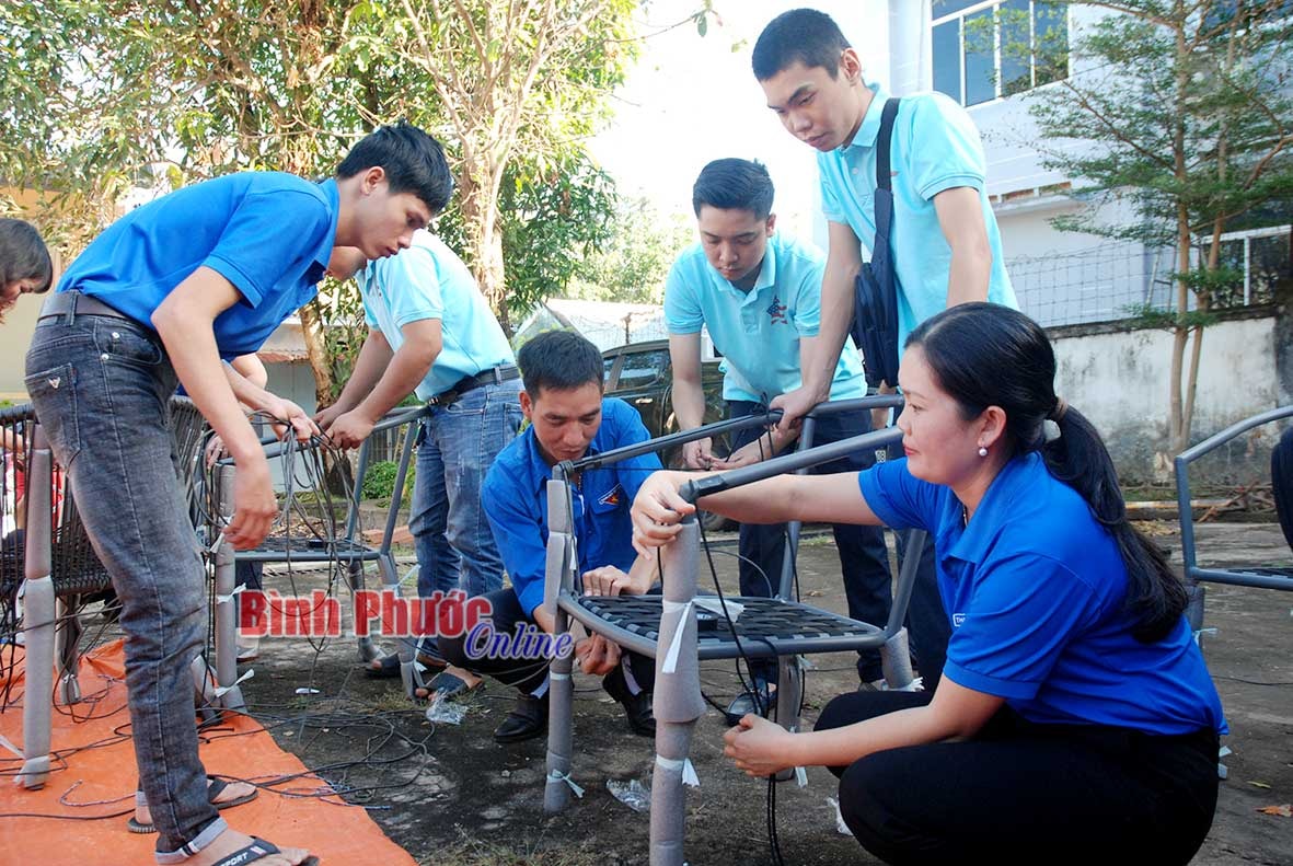 Thanh niên hào hứng tham gia học việc đan lát mẫu ghế công nghiệp để xuất khẩu ra nước ngoàiThanh niên hào hứng tham gia học việc đan lát mẫu ghế công nghiệp để xuất khẩu ra nước ngoài