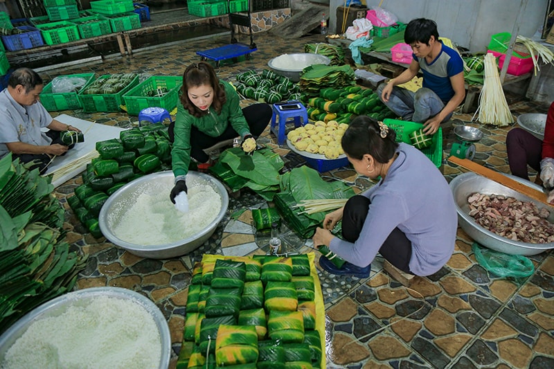 Cơ sở làm bánh Thành Trung , một cơ sở làm bánh khá lớn và lâup/đời ở đây . 