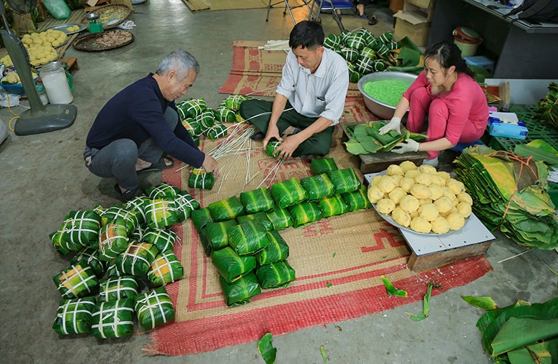 Những ngày cận tết, người dân tại làng Tranh Khúc tất bật gói bánh chưng, phục vụ thị trường