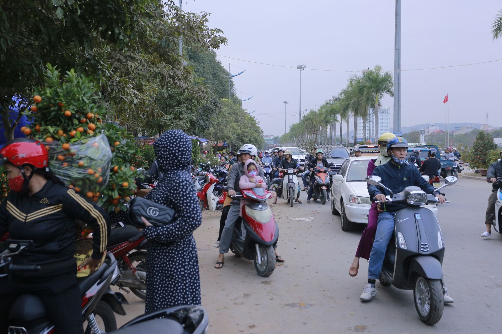 Các gia đình cũng tranh thủ đưa con đi mua sắm, chuẩn bị cho tết.