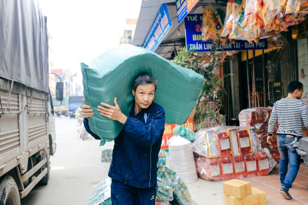 Để cung cấp cho nhu cầu khổng lồ của khách hàng, xe tải chở hàng hóa ra vào làng Đạo Tú luôn tấp nập. Hiện tại, những chuyến hàng cuối cùng đang được hối hả chở đi, gửi đến hàng nghìn đại lý lớn nhỏ khác.