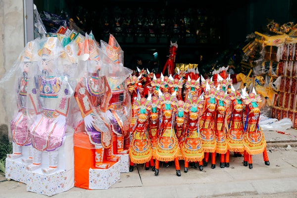 Những bộ đồ mã phục vụ Tết Nguyên Đán đã được bày bán khắp nơi trong làng, theo anh Duẩn - một người làm nghề trong làng cho biết, 