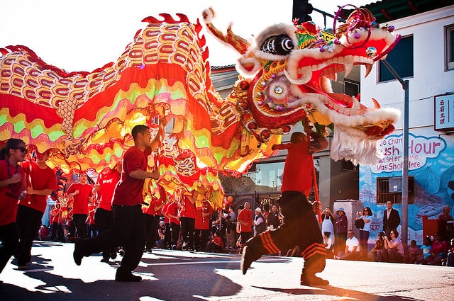 Trình diễn múa rồng trên đường phố tại Los Angeles, California