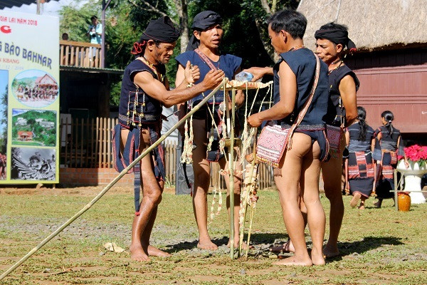 Bà con đồng bào người Banar (Gia Lai) đã thực hiện lễ cầu an, già làng cùng người dân đang đánh đuổi tà ma, dịch bệnh đi để năm mới dân làng có sức khỏe, cuộc sống ấm no