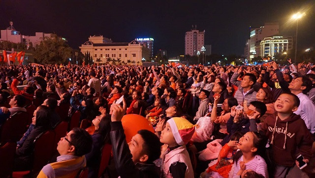 Giờ khắc giao thừa đến, hàng nghìn người lặng yên ngắm pháo hoa và tận hưởng giờ khắc thiêng liêng của năm mới