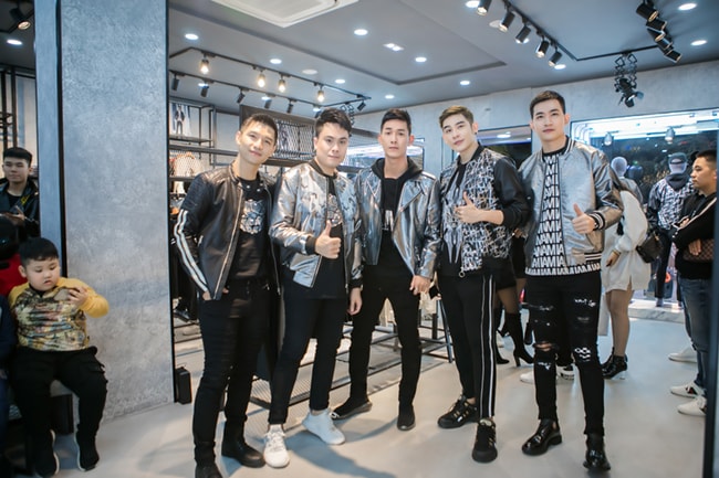 Các ngôi sao showbiz Việt đang thử đồ trong một cửa hàng của Meuw Menswear.