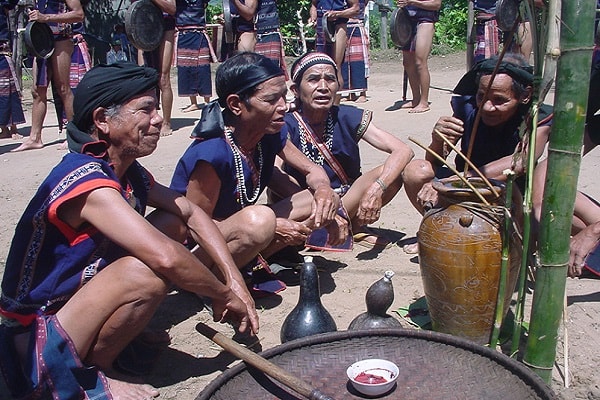 Hội đồng già làng khẩn cầu Yàng Uynh ban cho ngọn lửa thiêng để buôn làng qua hoạn nạn