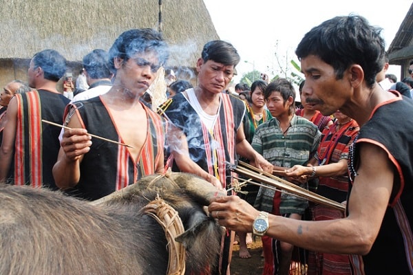 Ngon lửa thiêng được Yàng Uynh ban được sử dụng trong hành lễ