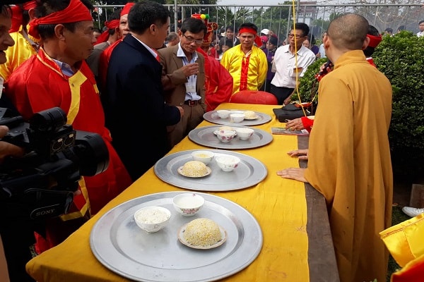  Mâm lễ của đội Đông Nhất - Đông Nhì giành giải nhất được dâng lên lễ Phật, lễ Thánh