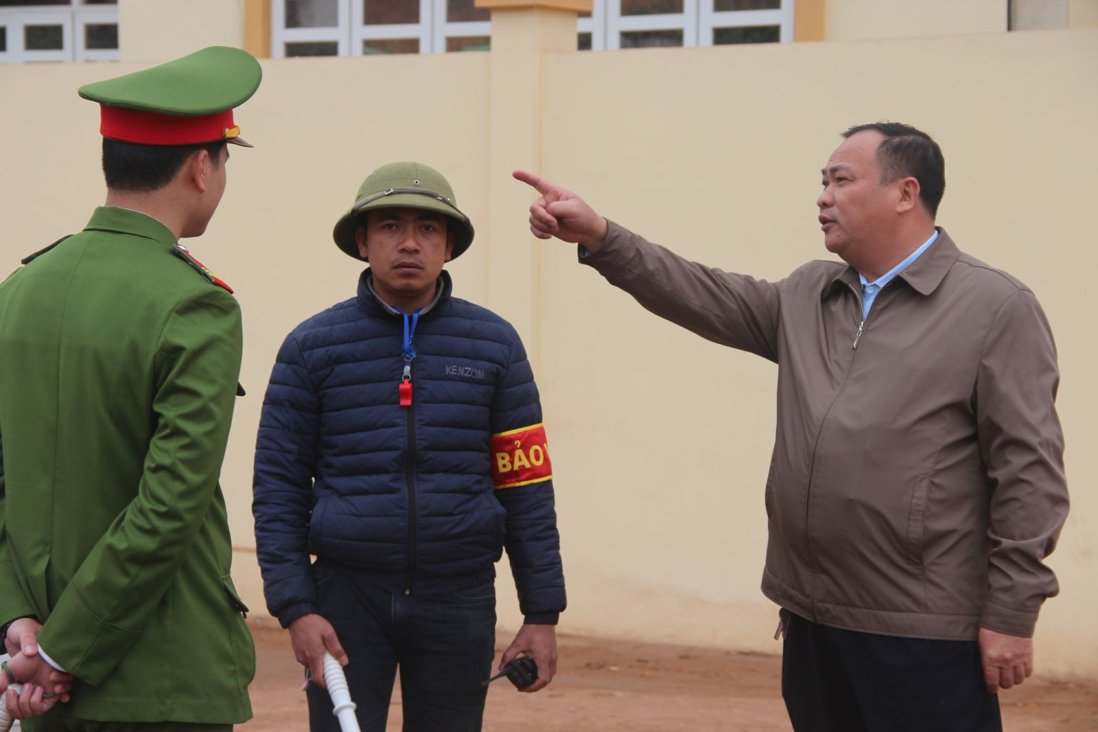 ..công tác an ninh trật tự, đảm bảo bến bãi dỗ xe luôn được phường Đại Yên và công ty TNHH Nguyên Tâm đơn vị được giao khai thác các điểm trông giữ xe phối hợp đảm bảo cho du khách, phật tử trảy hội. Ảnh Lê Cường