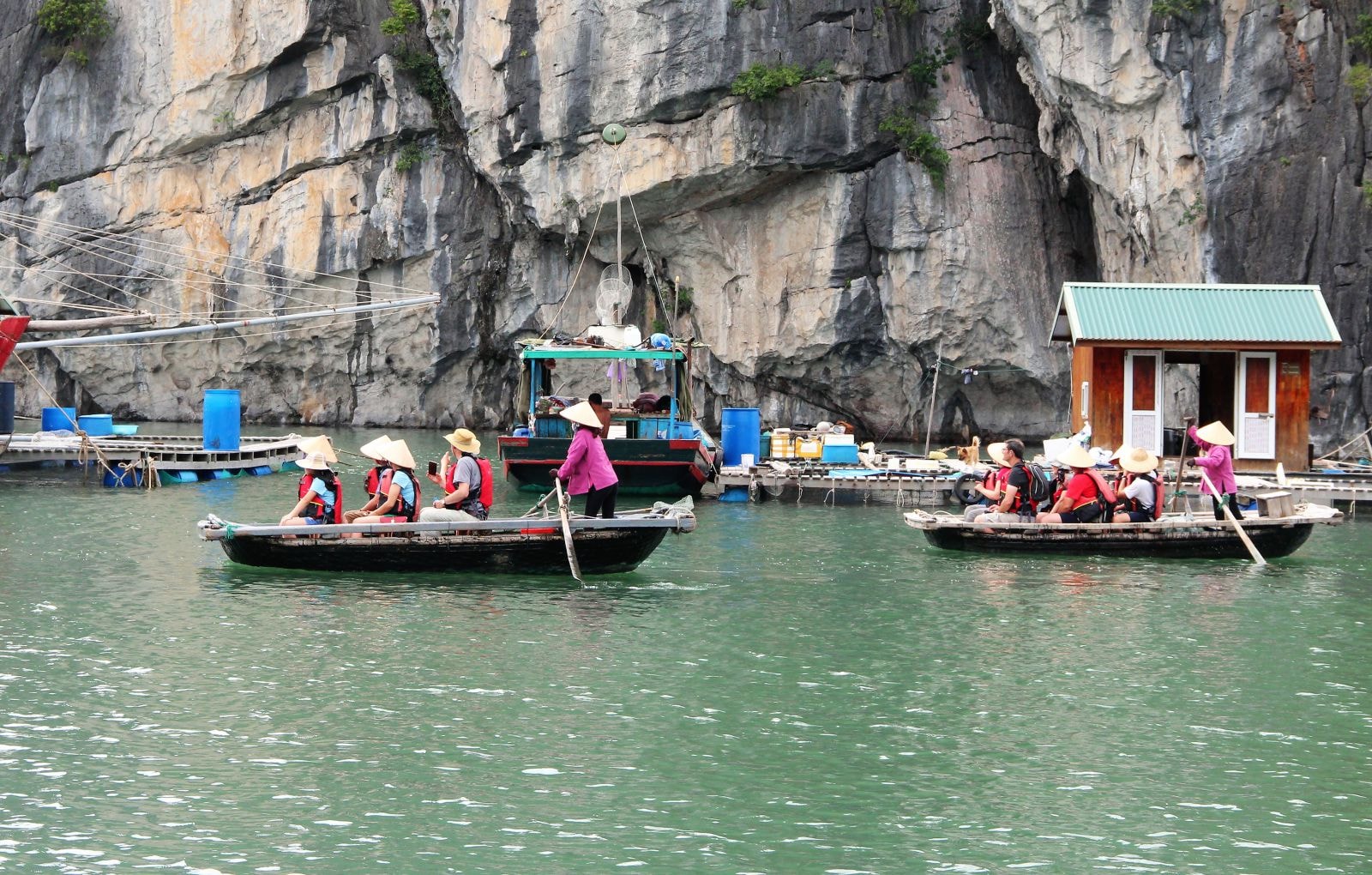 Có thể nói DN Đoàn Văn Dũng là một trong những người đầu tiên đưa ý tưởng chèo thuyền nan thành sản phẩm du lịch trên vịnh Hạ Long. Sản phẩm này không những nhận được sự thích thú của du khách mà còn mang đến nguồn thu nhập lớn cho bà con ngư dân. Ảnh Lê Cường