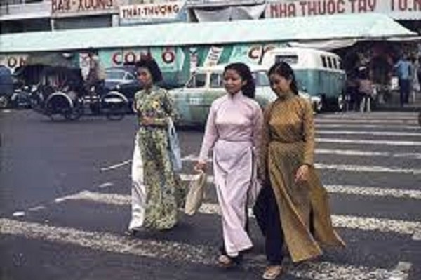 Những chiếc áo dài xưa trên đường phố.