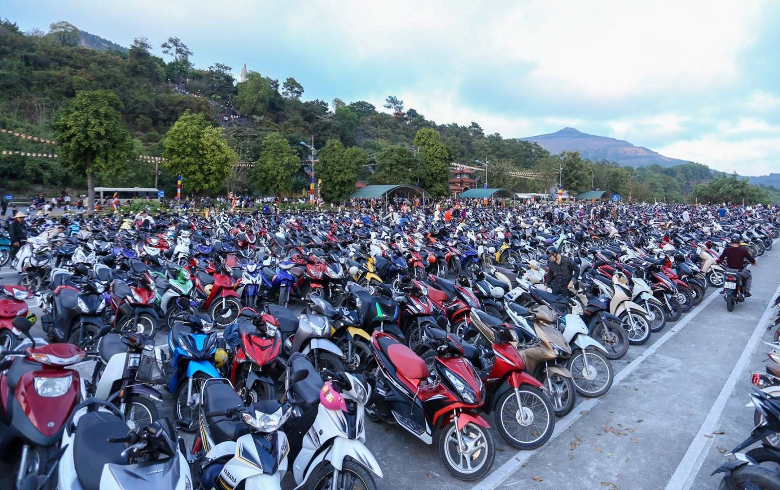 Bãi đỗ xe miễn phí dành cho phật tử, du khách khi đến chùa