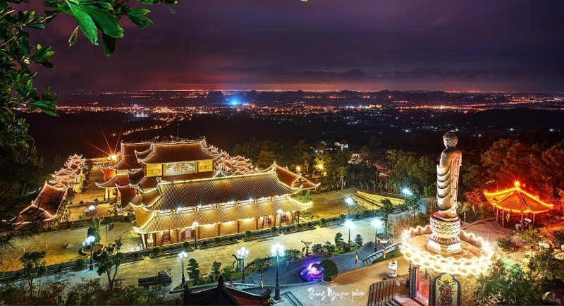 Toàn cảnh chùa khi về đêm