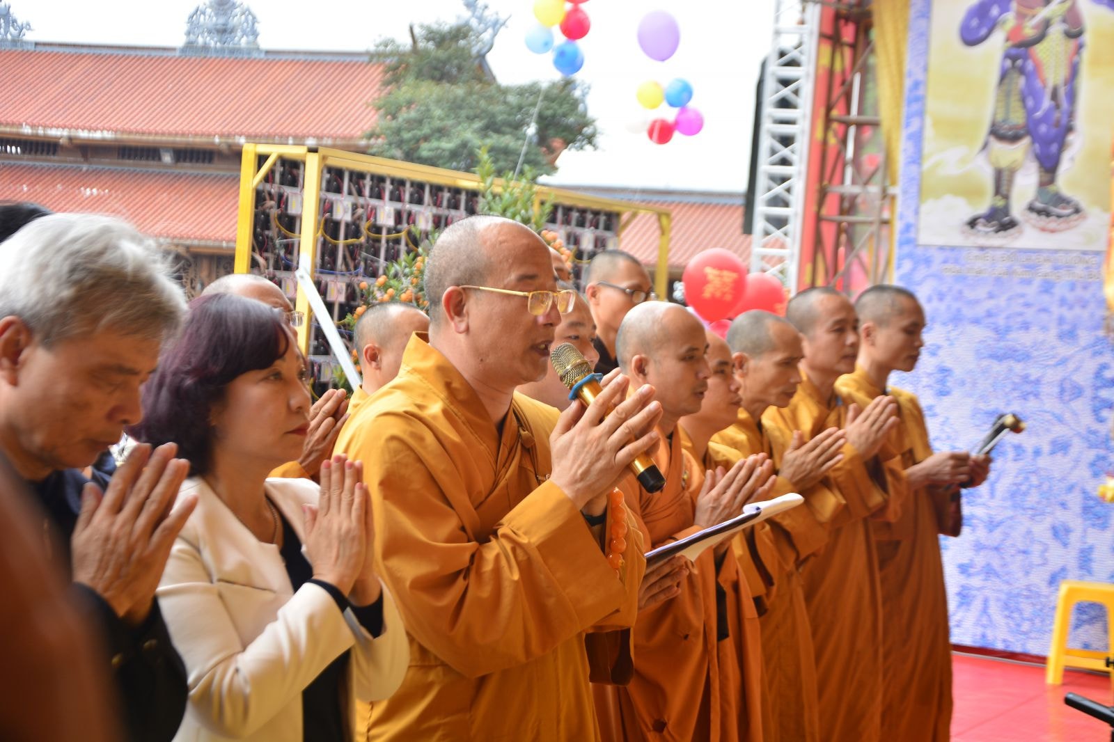 Các đại biểu dâng hương cầu cho quốc thái dân an