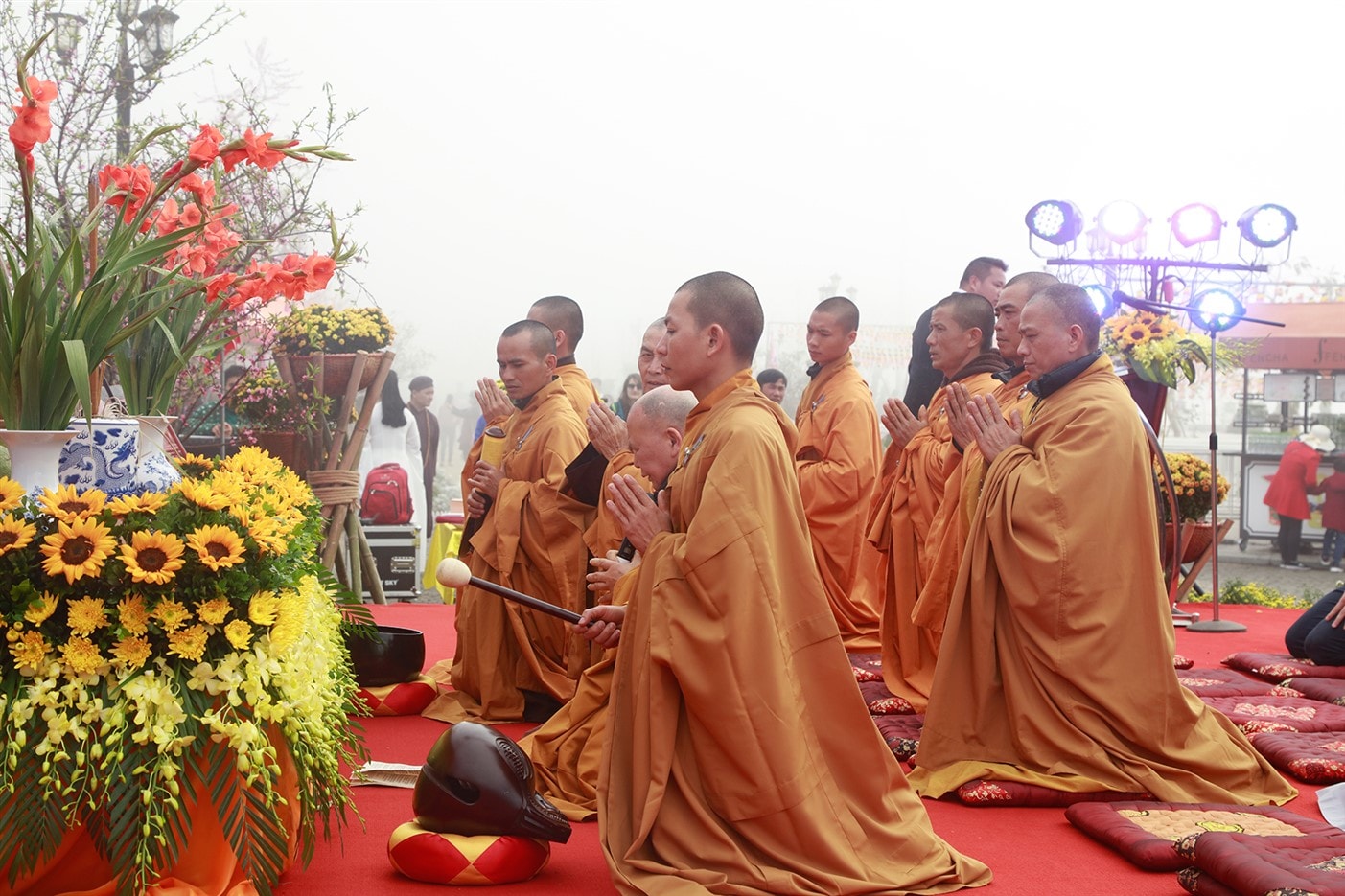 Là lễ hội thường niên tại Fansipan vào đầu tháng Giêng, Hội xuân Mở Cổng Trời và Lễ hội Khèn hoa năm nay thu hút hàng chục ngàn du khách đến vào những ngày đầu năm mới. 