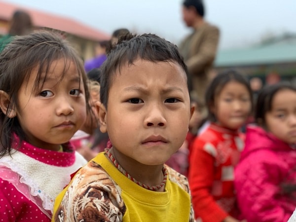 Những đôi mắt ngời sáng của thế hệ hôm nay, trên cao điểm vùng biên cương đất nước, trong trẻo không hận thù cùng hướng tới tương lai.