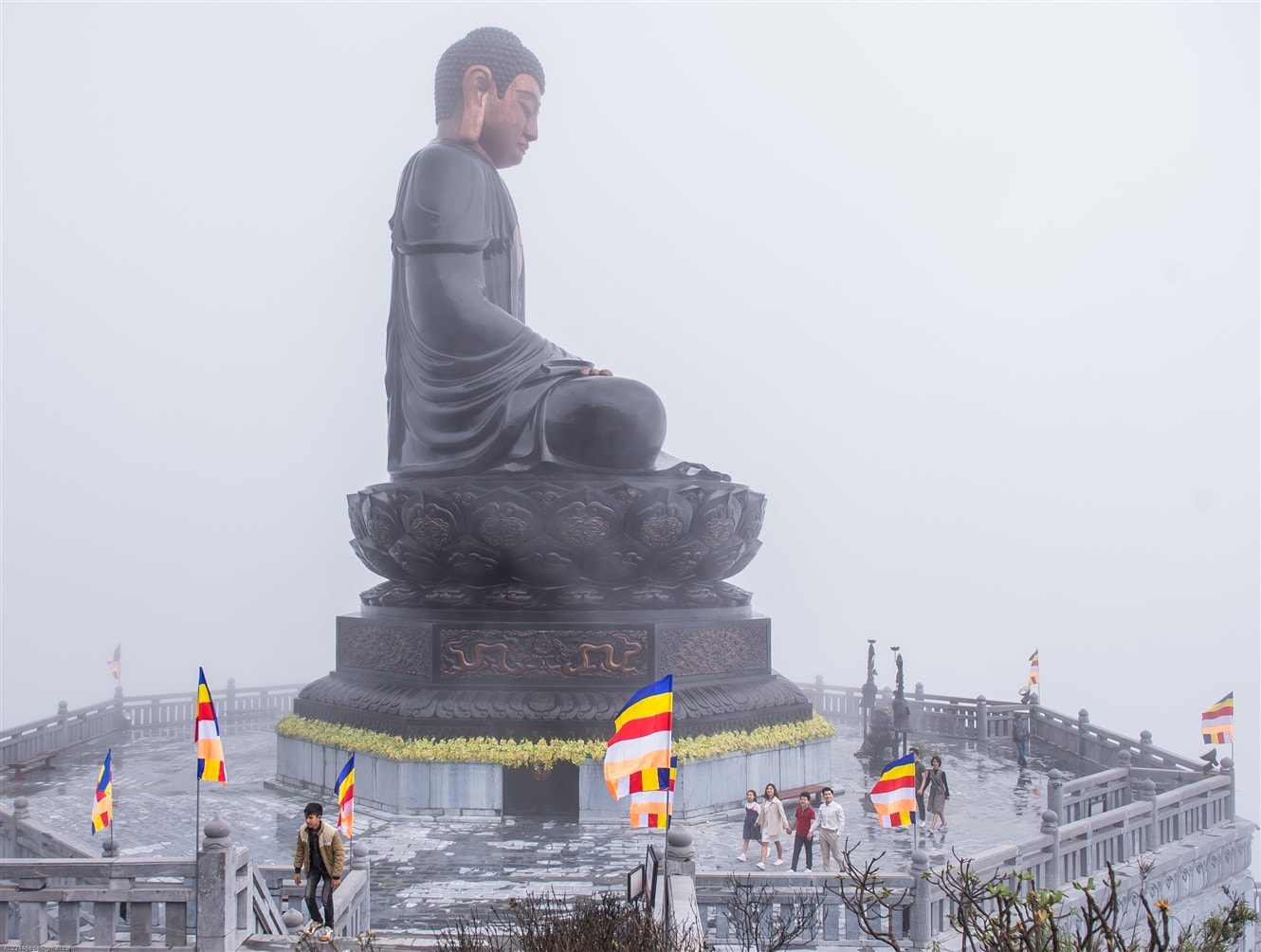 Với nhiều phật tử, du khách, chuyến hành hương đầu năm đến với đỉnh thiêng Fansipan – nơi ngọn nguồn linh khí Việt, được dạo bước trên con đường La Hán và ngắm nhìn cảnh sắc mùa xuân tựa như chốn bồng lai tiên cảnh, chiêm bái Phật trong các ngôi chùa thuần Việt của quần thể tâm linh Fansipan với những ước mong giản dị về một năm mới bình an, ấy đã là được thỏa ước nguyện sâu thẳm trong tâm hồn.