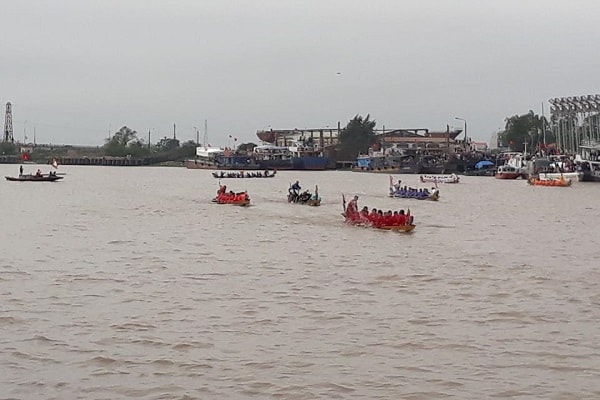 Tham gia hội bơi chải năm 2019 có 120 vận động viên thuộc 8 đơn vị 