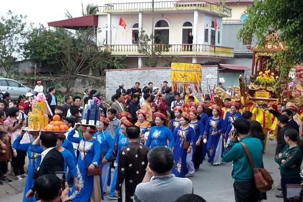 trước khi diễn ra hội bơi chải là lễ tế Thủy thần ở Đình Trung 