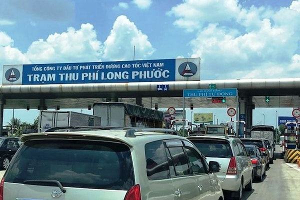 vụ án cướp tiền có vũ khí xảy ra lúc 7 giờ ngày 7/2/2019, tại Trạm thu phí Dầu Giây thuộc đường cao tốc TP.HCM - Long Thành - Dầu Giây. Hai nghi can cướp trang bị súng, dao đã xông vào phòng Kế toán vé thẻ (phòng có két sắt đựng tiền thu phí) trong lúc nhân viên thực hiện xong công tác giao nhận ca (lúc này két sắt đang được mở để cất tiền thu phí vừa thu được trong ca 3 của ngày 6/2 là hơn 2 tỉ đồng.