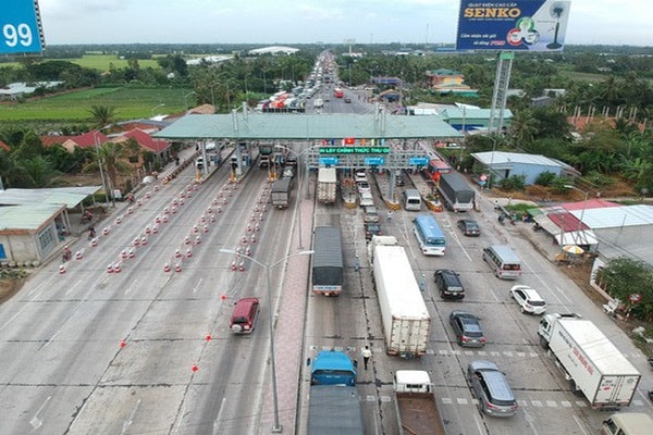 , trạm thu phí BOT Cai Lậy - Tiền Giang, được một phen dậy sóng bởi các tài xế khi dùng tiền lẻ trả phí khi qua trạm để phản đối với lý do “trạm thu phí đặt nhầm vị trí”