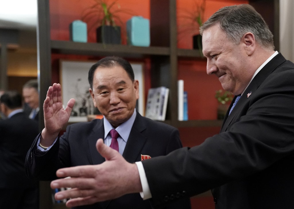 Ngoại trưởng Mỹ Mike Pompeo (phải) gặp Kim Yong Chol, cựu giám đốc tình báo của Triều Tiên ở thủ đô Washington, Mỹ ngày 18/1/2019, để bàn về hội nghị thượng đỉnh lần 2. Ảnh: AP.