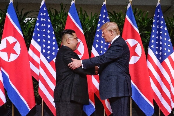 Cái bắt tay lịch sử giữa Tổng thống Donald Trump và nhà lãnh đạo Kim Jong Un tại Singapore năm 2018