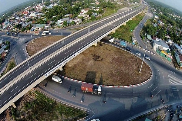 Số tiền thu được vào các ngày nghỉ, Lễ, Tết…có thể giao động cao hơn hoặc thấp hơn so với ngày thường là lẽ thường tình, tất yếu. Và điều này đã thể hiện ngay, thông qua số liệu mà đại diện Tổng công ty Đầu tư và phát triển đường cao tốc Việt Nam, trong 9 ngày nghỉ Tết Nguyên đán 2019 vừa qua, tuyến cao tốc TP.HCM - Long Thành - Dầu Giây bình quân 1 ngày/đêm có khoảng hơn 43.000 lượt phương tiện qua tuyến. Tương đương mức thu bình quân 1 ngày/đêm tại 3 trạm thu phí trên toàn tuyến đạt 3,24 tỉ đồng. Tuy nhiên, số liệu trên lại thể hiện là con số gộp rồi chia bình quân là không hợp lòng dân và thiếu thuyết phục. Bởi lẽ, chỉ tính riêng ngày cao điểm nhất 10/2 (mùng 6 Tết), có khoảng 59.650 lượt phương tiện qua lại. Như vậy rõ ràng số liệu này đã được ghi nhận một cách rất cụ thể, được cộng lại và chia bình quân (bình quân 1 ngày/đêm có khoảng hơn 43.000 lượt phương tiện qua tuyến, trong “9 ngày Tết”, trong đó riêng ngày 10/2 (mùng 6 Tết), có khoảng 59.650 lượt phương tiện qua lại). Số liệu đã quá rõ ràng, vậy các ngày (2 ca 4/2 và 3 ca ngày 5/2 và 3 ca ngày 6/2… ) thực chất là bao nhiêu? Vì sao không công bố những ngày này cho người dân được biết – Luật sư Vân đặt câu hỏi. Cũng theo Luật sư Vân, cái mà người dân cần biết là con số cụ thể từng ca, từng ngày, và đặc biệt là các ngày xảy ra vụ cướp. Và chắc chắn những con số mà các đơn vị đưa ra sẽ gây nhiều tranh cãi và người dân sẽ còn nghi ngờ về tính minh bạch của vụ việc bởi những con số không đủ tính thuyết phục, cụ thể: “Số liệu mà đoàn thanh tra của Tổng cục Đường bộ đã ghi nhận lượt phương tiện qua cao tốc TP.HCM - Long Thành - Dầu Giây, ngày 28/2 là 39.000 lượt, doanh thu 01 ngày của toàn tuyến là 3,3 tỷ đồng. So sánh với số liệu mà đại diện Tổng công ty Đầu tư và phát triển đường cao tốc Việt Nam, trong 9 ngày nghỉ Tết Nguyên đán 2019 vừa qua, tuyến cao tốc TP.HCM - Long Thành - Dầu Giây bình quân 1 ngày/đêm có khoảng hơn 43.000 lượt. Tương đương mức thu bình quân 1 ngày/đêm tại 3 trạm thu phí trên toàn tuyến đạt 3,24 tỉ đồng? Như vậy nhìn vào số liệu trên đã thấy ngay sự khập khiễng và thiếu thực tiễn. Và chính vì điều này dư luận sẽ lại tiếp tục đặt câu hỏi và chưa thực sự hết nghi ngờ về tính minh bạch của vụ việc.