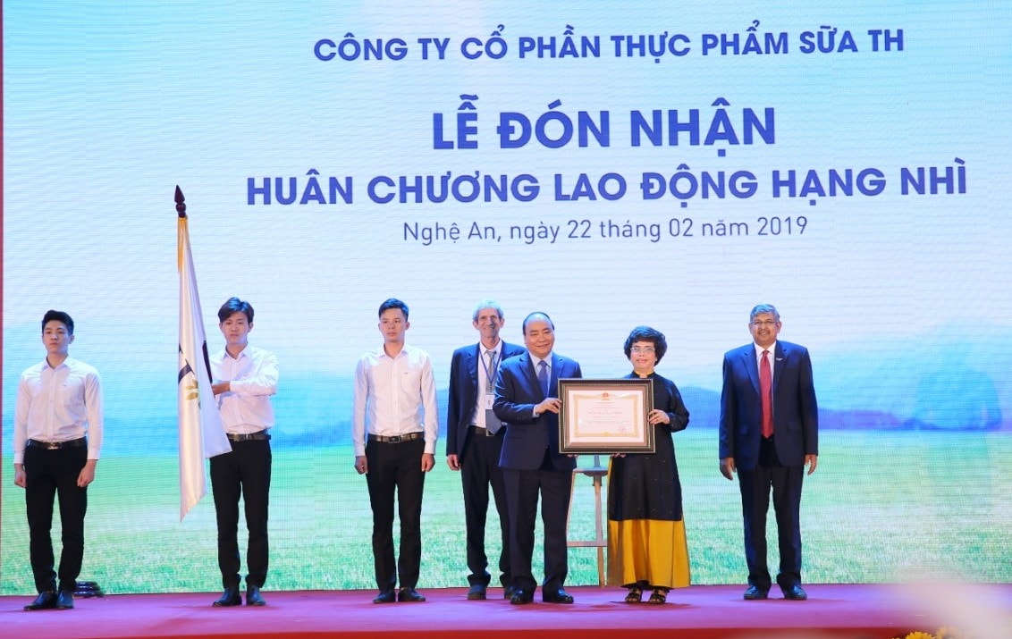 Thủ tướng Nguyễn Xuân Phúc trao Huân chương Lao động hạng Nhì cho Công ty cổ phần thực phẩm sữa TH